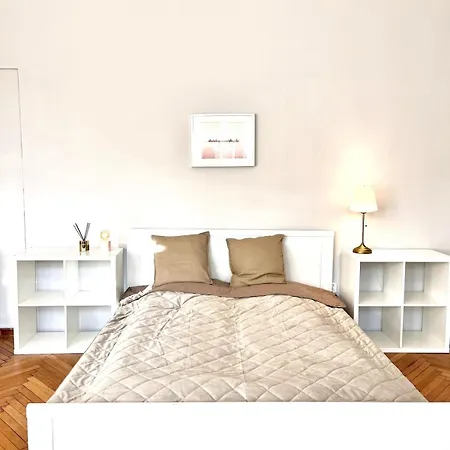 Cozy Flat For 4-6 People, Andrassy Str -oktogon Area Apartamento Budapeste