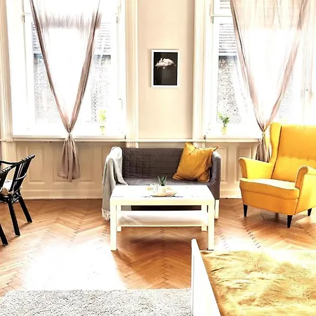 Cozy Flat For 4-6 People, Andrassy Str -oktogon Area 公寓 *