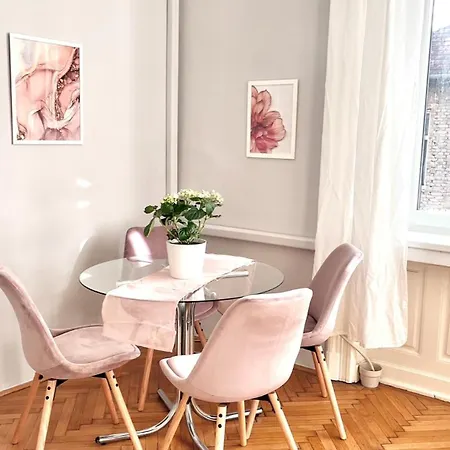 Apartment Cozy Flat For 4-6 People, Andrassy Str -oktogon Area
